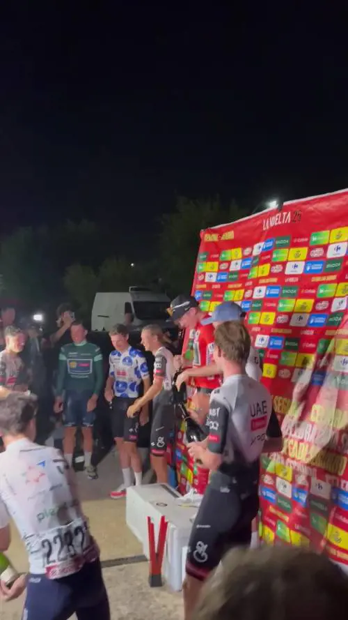 Vuelta: la premiazione improvvisata in un parcheggio  