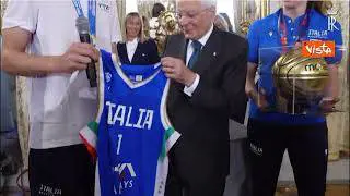 Mattarella riceve in dono una maglia dalla nazionale maschile e femminile di pallacanestro U20