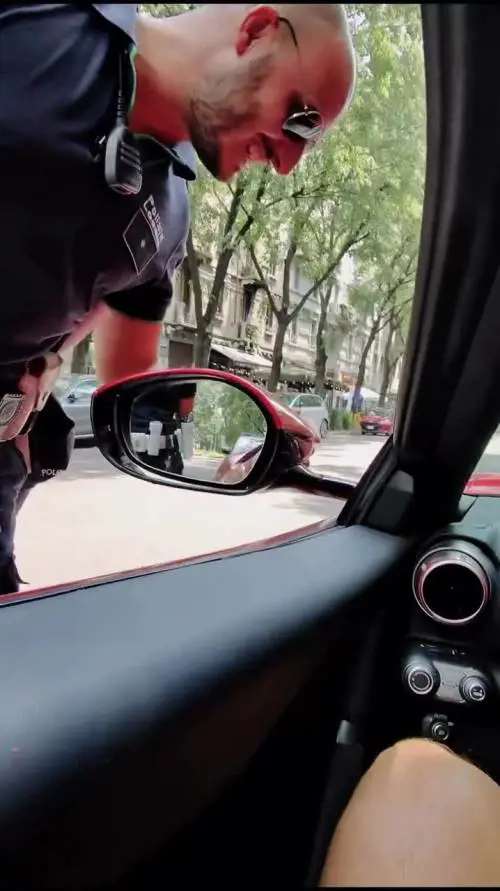 In giro con la Ferrari a Milano, la reazione degli agenti: il video