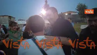 Salvini con calcoli renali a Pontida, una signora si avvicina per foto: Non tocchi la schiena