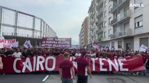 Torino, contestato il presidente granata Urbano Cairo: 5mila in corteo