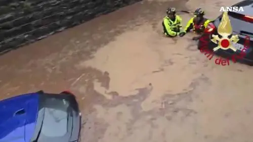 Il maltempo provoca una frana nel Comasco, coinvolta un'auto