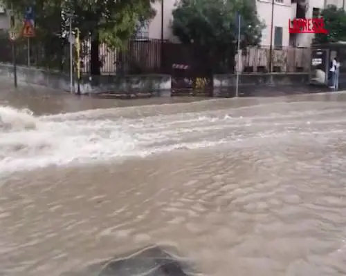 Milano: esonda il Seveso, auto rimane bloccata nell'acqua alta