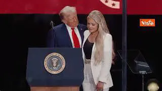 L'abbraccio tra Trump e la vedova Kirk ai Funerali per Charlie Kirk in Arizona
