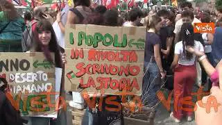 "Netanyahu wanted", i cartelli dei manifestanti pro Palestina a Piazza dei Cinquecento a Roma