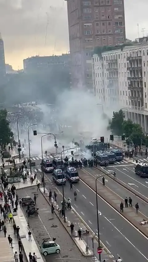 Scontri a Milano: tensione in via Vittor Pisani durante la manifestazione pro-Palestina