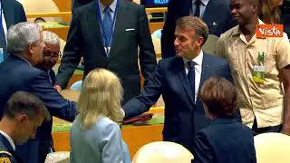 Macron e Tajani la stretta di mano all'Assemblea dell'Onu a New York