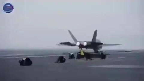 Il lancio degli aerei J-35, J-15T e KJ-600 della portaerei cinese Fujian