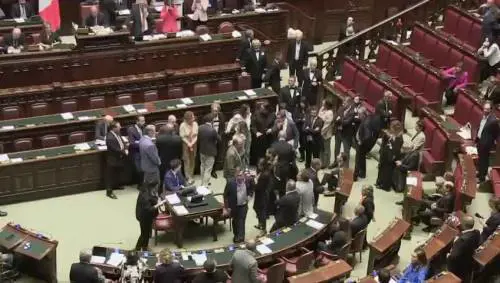 Pd, M5s e Avs bloccano l'emiciclo e occupano i banchi del governo "per la Flotilla"