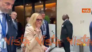Meloni scherza e fa gesto "ti tengo d'occhio" con le dita prima di entrare all’Onu a New York