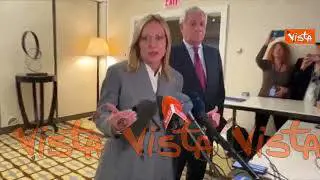 Ecco i gesti con le mani della premier Meloni mentre parla durante il punto stampa a New York