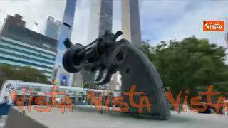 La statua della pistola annodata, simbolo dell'Onu, davanti alla sede a New York