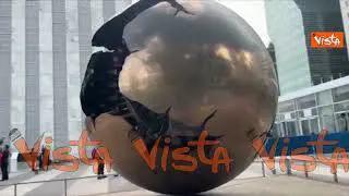 "Sfera con Sfera", la statua di Arnaldo Pomodoro davanti alla sede dell'Onu a New York
