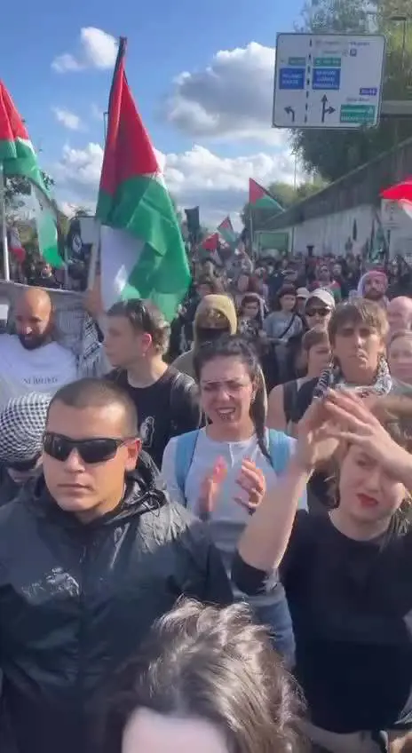 Il corteo davanti alla polizia prima dell'aeroporto