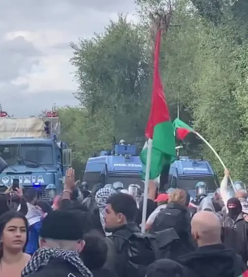 Scontro pro Pal-Polizia, i manifestanti costretti a ripiegare