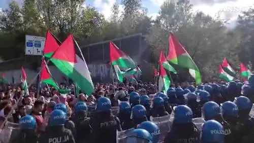Torino, tensioni al corteo pro-Palestina: la polizia carica i manifestanti