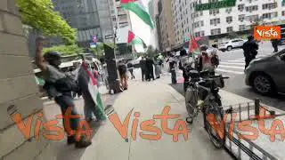 Bandiere Palestina sventolate per le vie di New York da un gruppo di attivisti