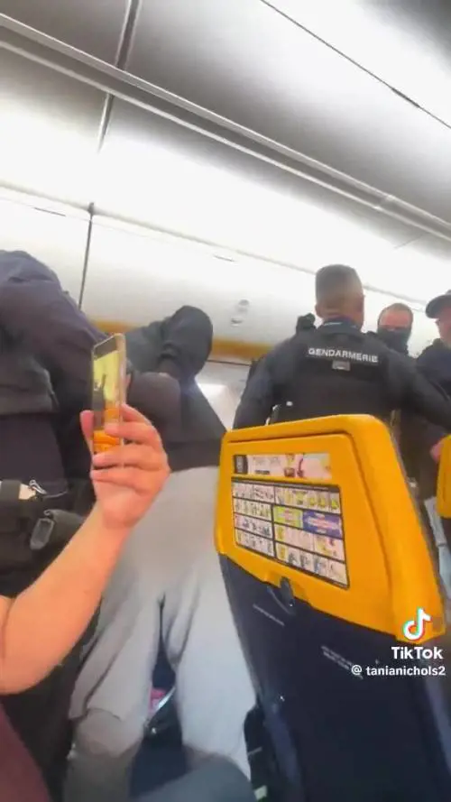 Urla e botte sul volo Ryanair: scoppia il caos, aereo costretto ad atterrare. Il video