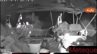 Abbordaggio israeliano alla Flotilla, gli attivisti con le mani in alto