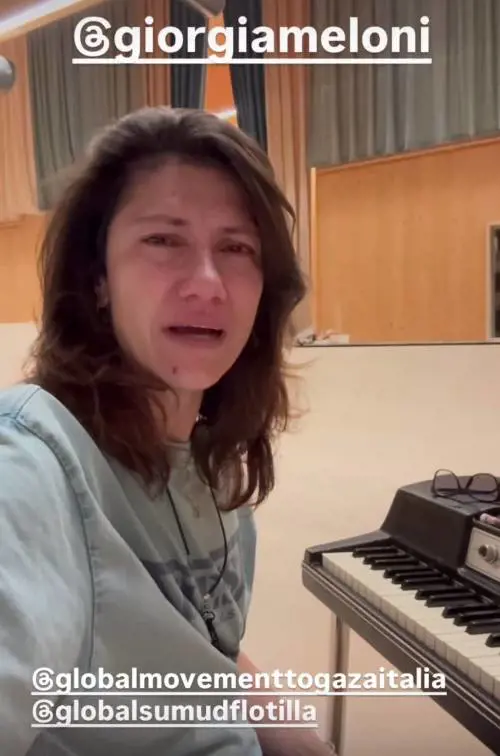 Elisa in lacrime per la Flotilla: l'appello a Meloni 