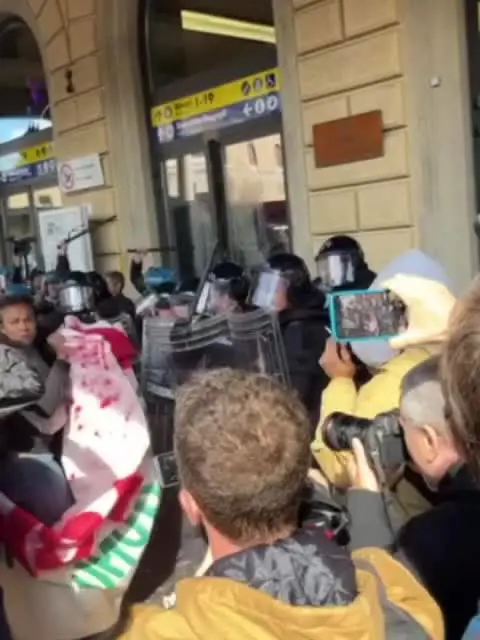 Scontri davanti alla stazione di Bologna