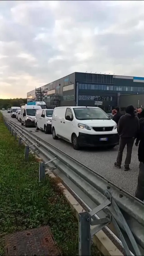 Torino, manifestanti pro Pal bloccano l'uscita dei corrieri