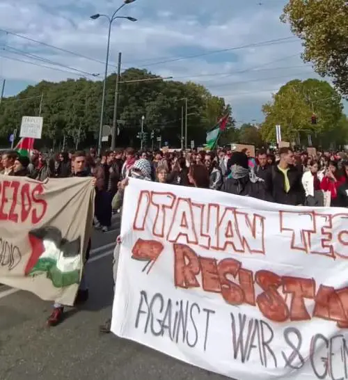 Pro Pal a Torino in corteo con l'obiettivo di bloccare Jeff Bezos