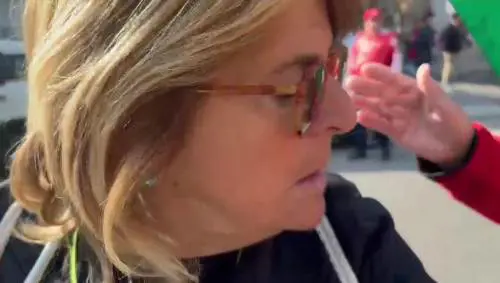 La manifestante: "Il governo prenda una posizione: o sta con i palestinesi o sta con Netanyahu"