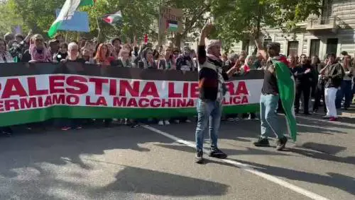 Milano, il coro: "Siamo tutti antifascisti"