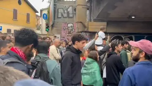 Cori contro le forze dell'ordine a Milano: "Tout le monde deteste la police"