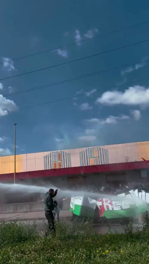 Scontri a Padova, idranti in funzione