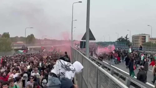Milano, i manifestanti pro Pal occupano e sfilano per la tangenziale