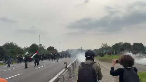Milano, sulla tangenziale est pietre contro la Polizia, gli agenti rispondono con i lacrimogeni