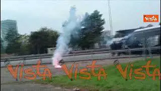 Scontri a corteo pro Gaza in Tangenziale Est a Milano. Bombe carta, insulti a giornalisti e fumogeni