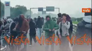 Corteo pro Gaza sulla Tangenziale Est a Milano, cartelli stradali imbrattati dai manifestanti