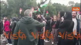 Corteo pro Gaza in Tangenziale Est a Milano, i manifestanti cantano "Bella ciao"