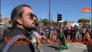 Una coreografia in strada con danza e suono di tamburi al corteo pro Gaza a Roma