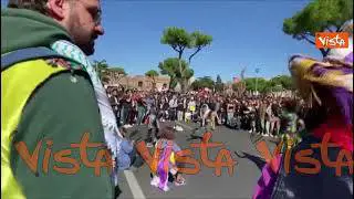 Musica, danza e abiti colorati alla manifestazione pro Gaza a Roma