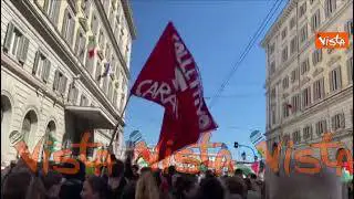 "Stop al genocidio", lo striscione che apre il corteo a pro Gaza a Roma