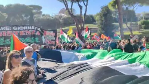 Cori per Hamas nel corteo pro Pal, poi lo striscione: “7 ottobre resistenza”