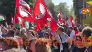 Bandiere della Palestina sventolano al corteo pro Gaza a Roma