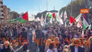 Un'enorme bandiera della Palestina al corteo pro Gaza a Roma