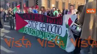 La fetta di cocomero, diventata simbolo della Palestina, sfila al corteo pro Gaza a Roma
