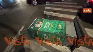Guerriglia urbana a Roma dopo corteo pro Gaza, in strada vetri rotti, segnali divelti e petardi