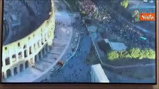Corteo pro Gaza a Roma, migliaia di manifestanti al Colosseo. Le mmagini dall'alto