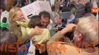 Rientrano attivisti Flotilla a Fiumicino, ad attenderli cori, applausi e bandiere sventolate