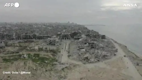 Gaza, prima e dopo il 7 ottobre: la distruzione della guerra ripresa dall'alto