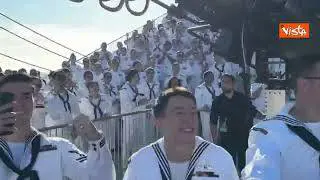 Trump fa la sua danza davanti ai marinai riuniti per il 250esimo anniversario della Marina americana