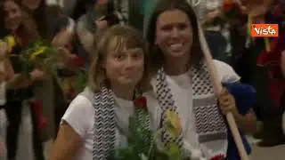 Flotilla, Greta Thunberg rimpatriata con 170 attivisti. Accolta con omaggio floreale ad Atene