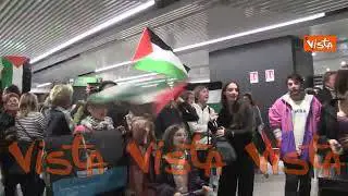Flotilla, bandiere Palestinesi e canti in attesa del rientro degli attivisti a Fiumicino
